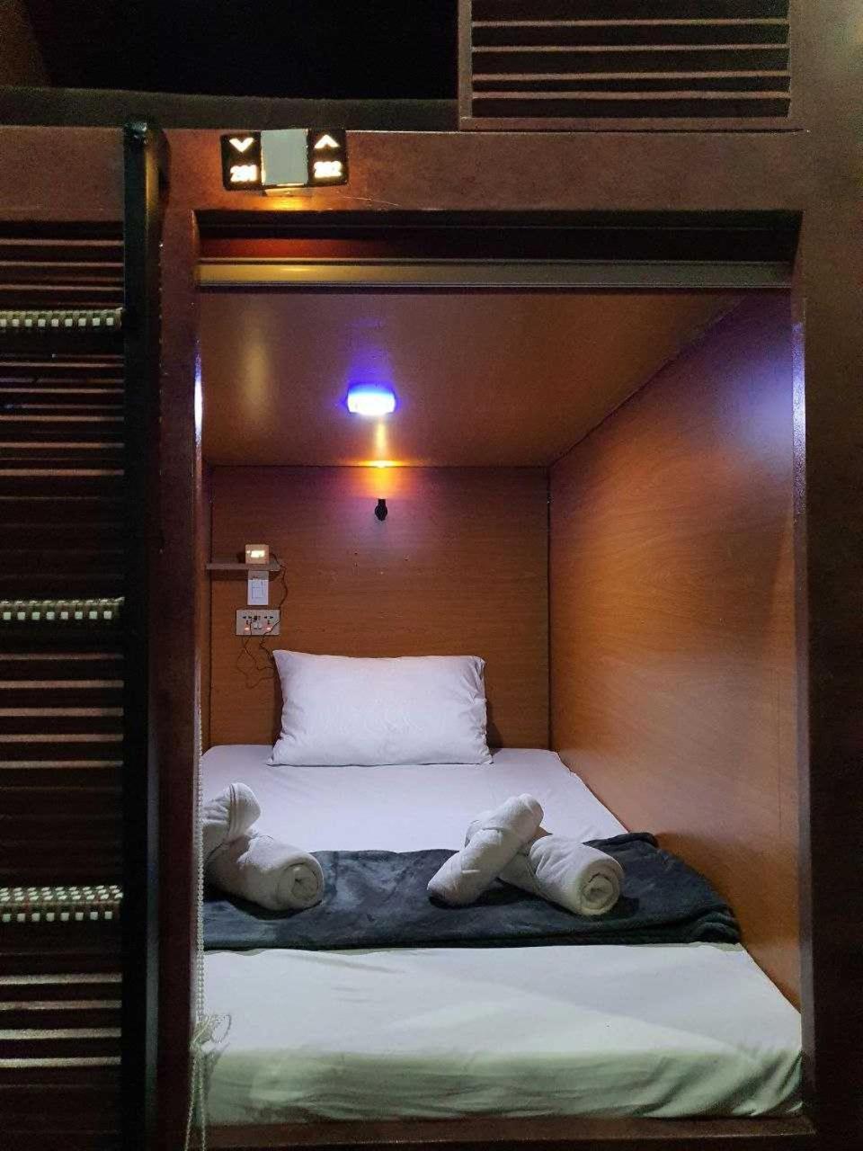 Attic Capsule Hotel Marigondon  Dış mekan fotoğraf