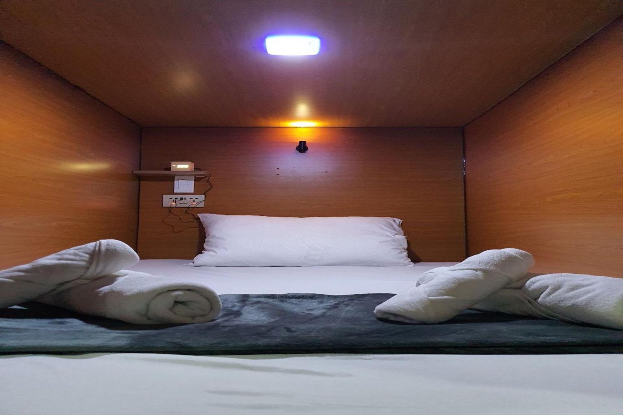 Attic Capsule Hotel Marigondon  Dış mekan fotoğraf