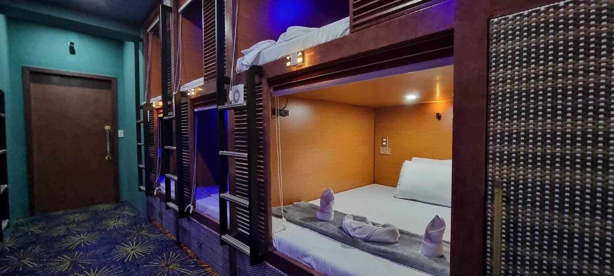 Attic Capsule Hotel Marigondon  Dış mekan fotoğraf