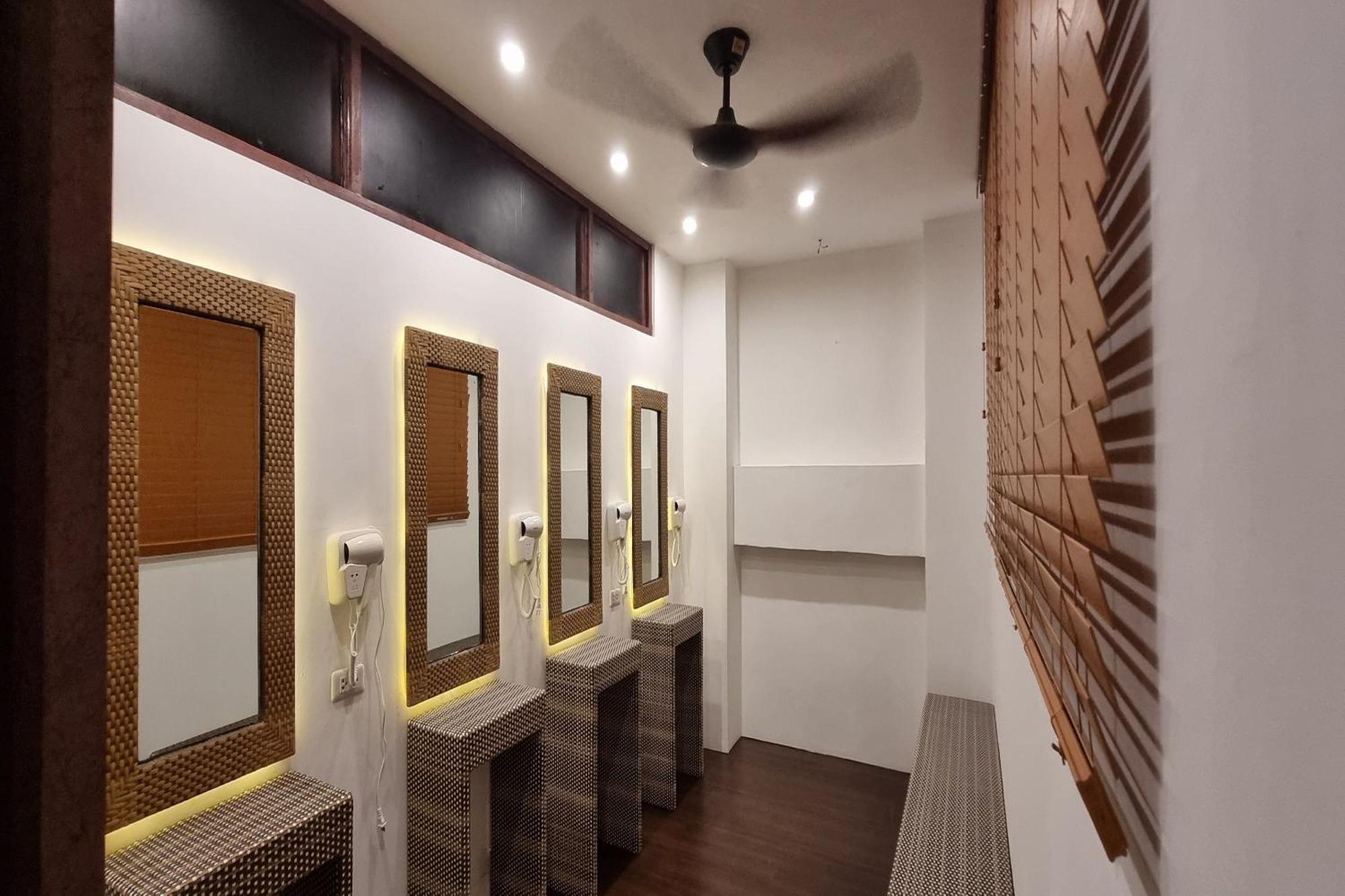 Attic Capsule Hotel Marigondon  Dış mekan fotoğraf
