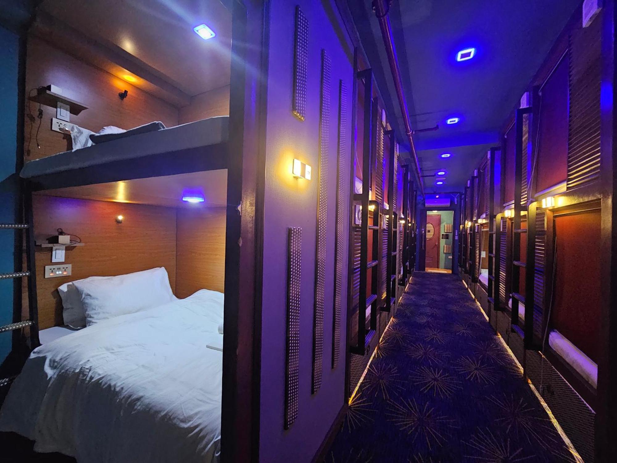 Attic Capsule Hotel Marigondon  Dış mekan fotoğraf